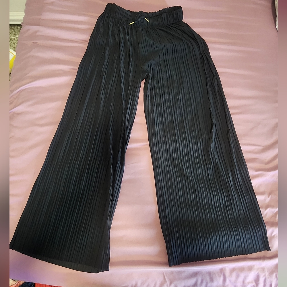Pleated lightweight pants